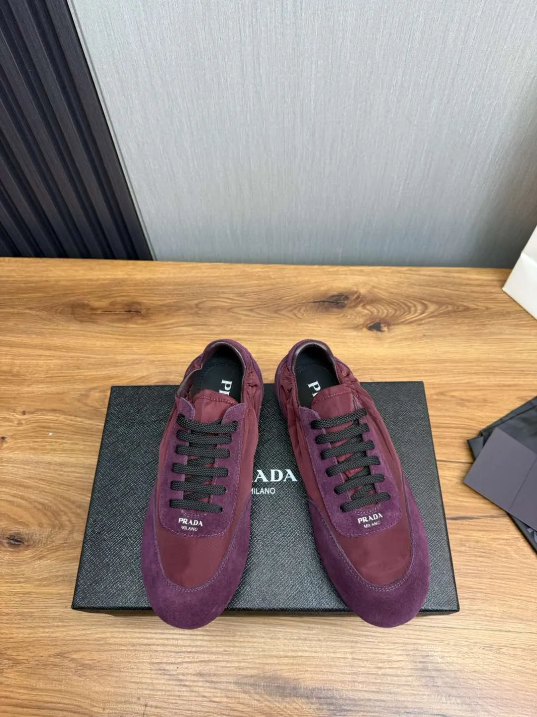 Men's shoes 💰600💰 PRADA 2025 Early Spring Collapse New Couple Style Sports Shoes Moral Training Shoes The name Collapse comes from the fact that it can be easily put on and taken off with bare hands. The light and comfortable features make it more relaxed and casual. The side elastic design can be worn twice! Super comfortable catwalk sneakers, as light and thin as ballet slippers, as comfortable as sneakers, comfortable and super light on the feet. Fabric: nubuck leather spliced ​​with nylon cloth. Silk cowhide foot pads. Size: Women's code 35/40 Men's code 39/45